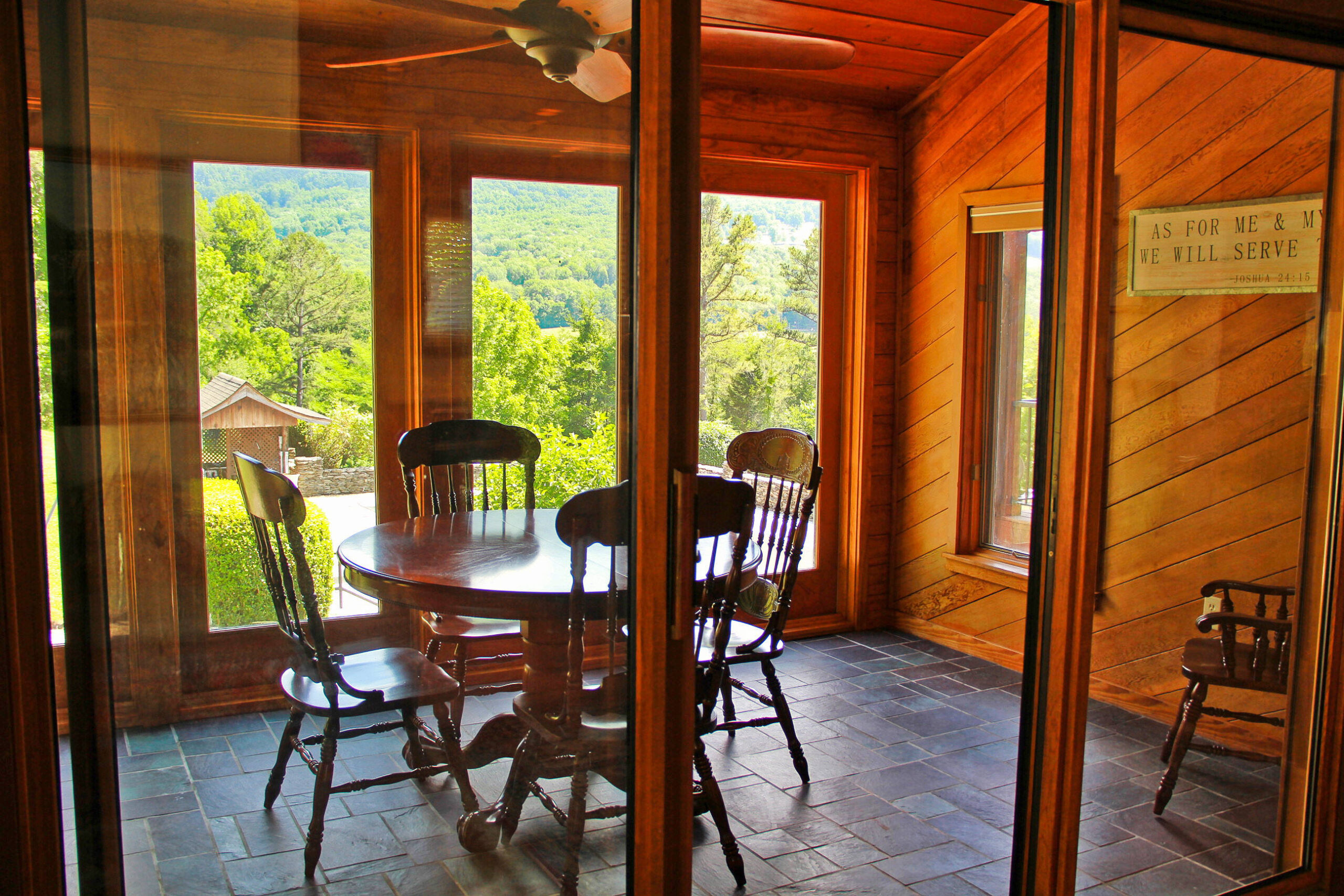 breakfast table area