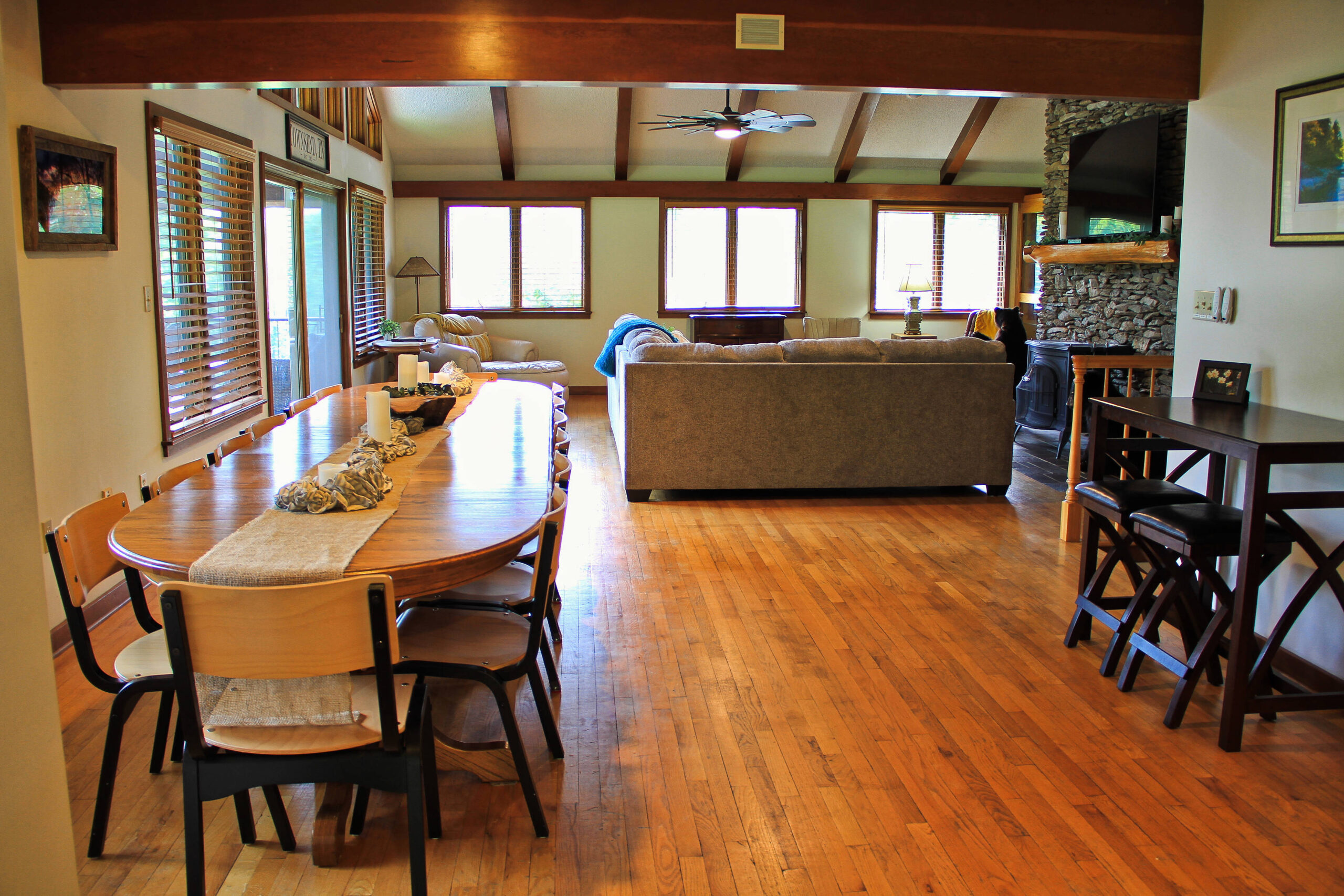 view of dinning area long oval table, sets 16